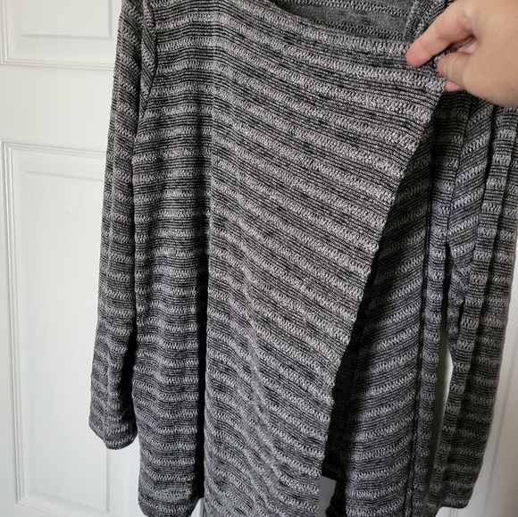 Ladies 2xl black and white open front sweater - Picture 4 of 5